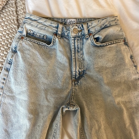 BDG High Waist Mom Jean Light Wash - Picture 4 of 6